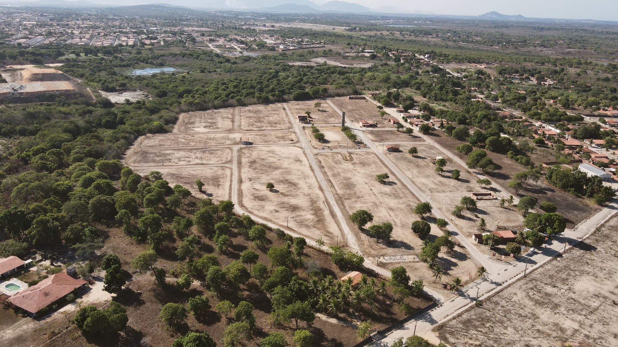 Vista aérea do Villa Dourados com a cidade de Horizonte ao fundo