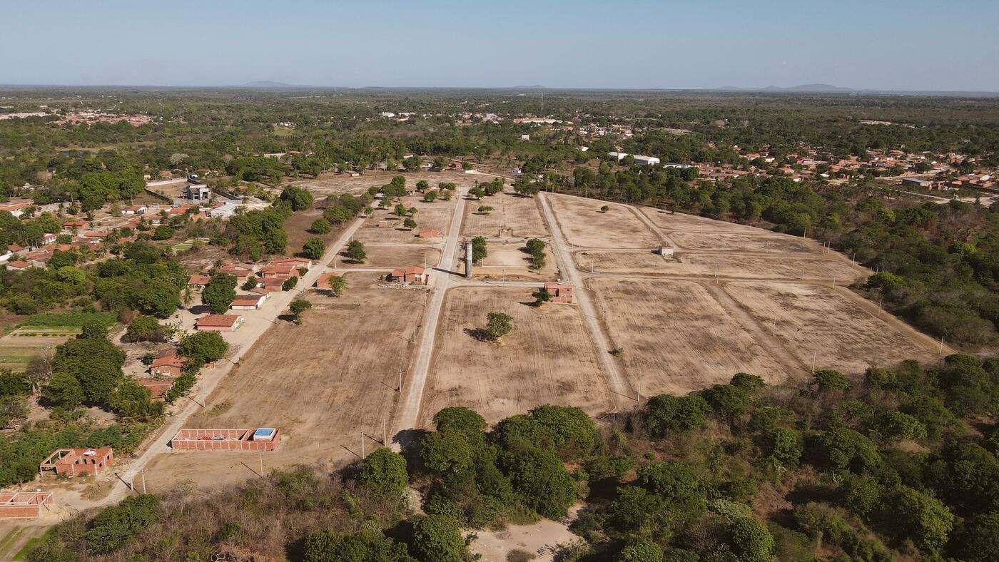 Vista aérea das quadras do Villa Dourados cercadas por vegetação